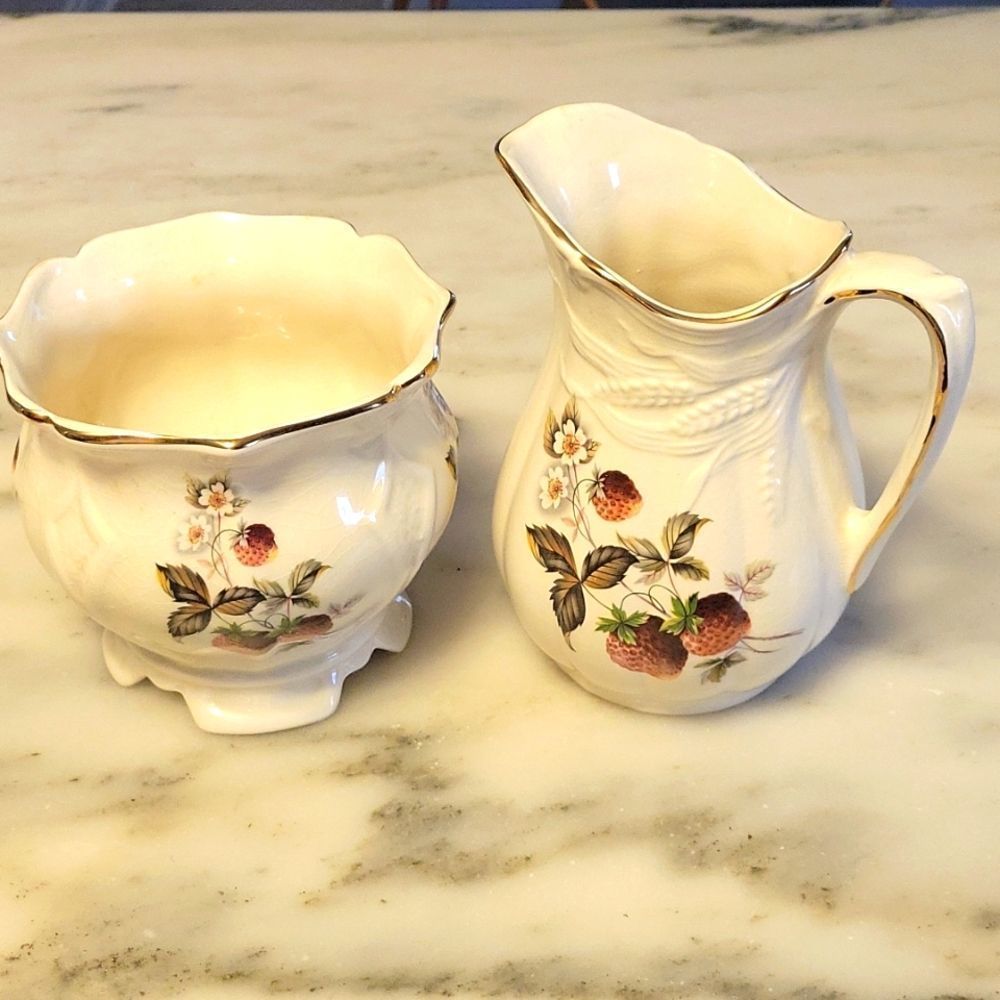 Arthur Wood England "5902" strawberry pitcher & bowl - Picture 1 of 7